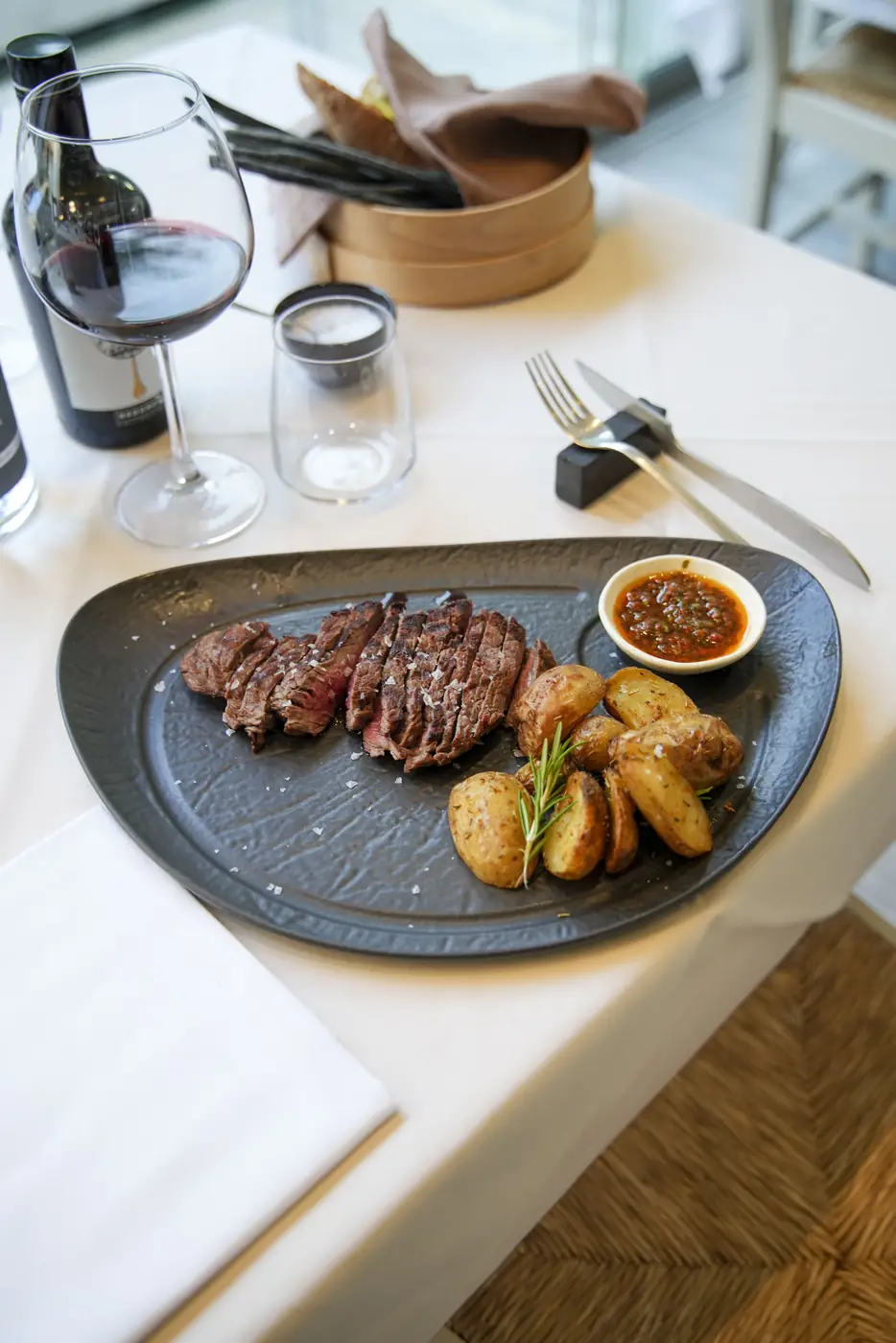 Carne alla brace con patate al forno da Retrò a Marcon