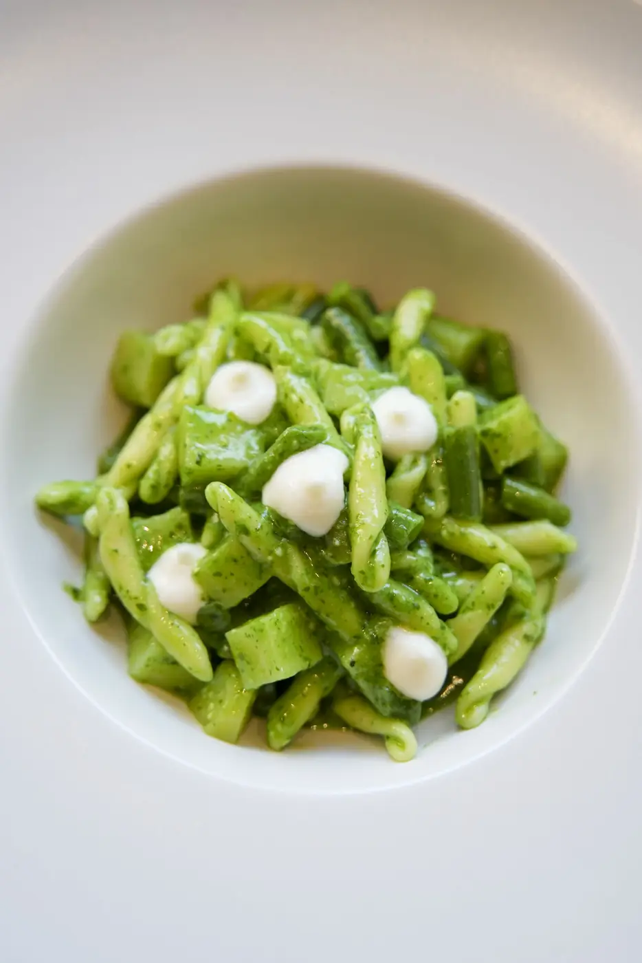 Strozzapreti al pesto con mozzarella di bufala