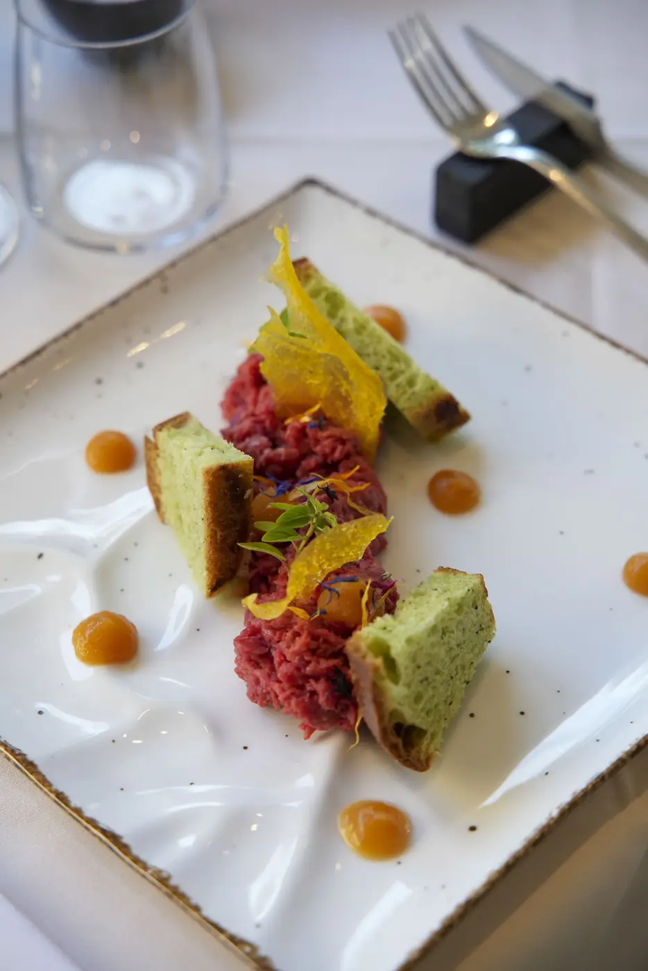 Tartare di manzo con pane alle erbe